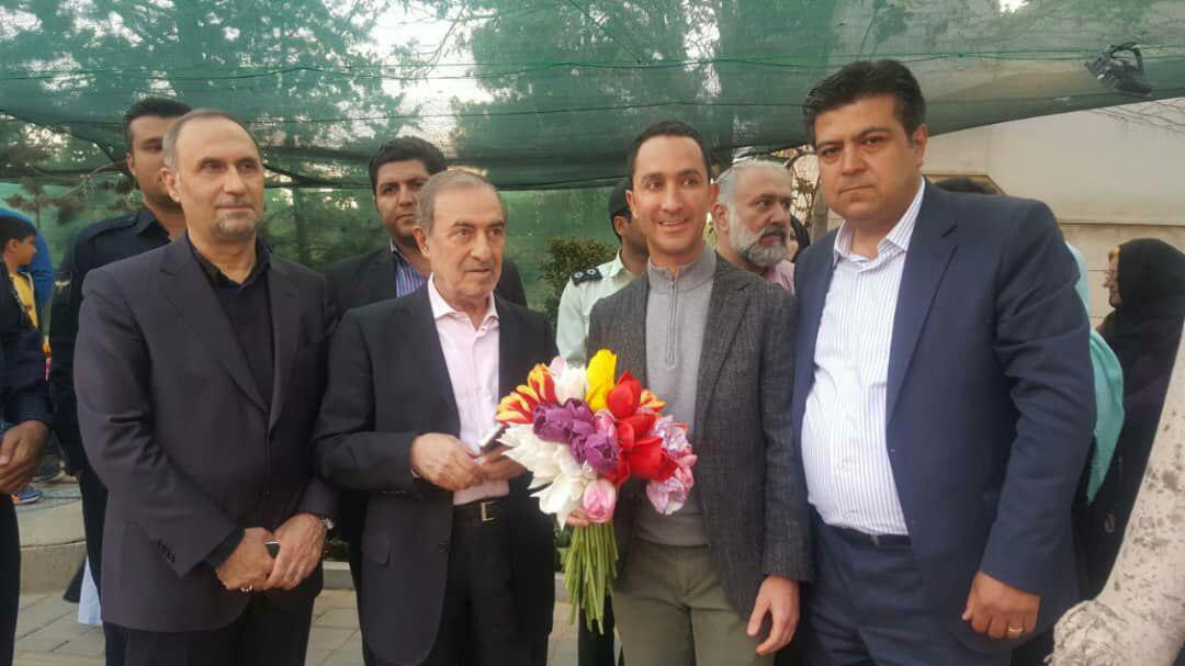 مراسم تقدیر از اقای دکتر اردبیلی بنیانگذار لاله برای مادران توسط شهردار محترم منطقه دو  و اقای الویری رئیس شوراهای ایران